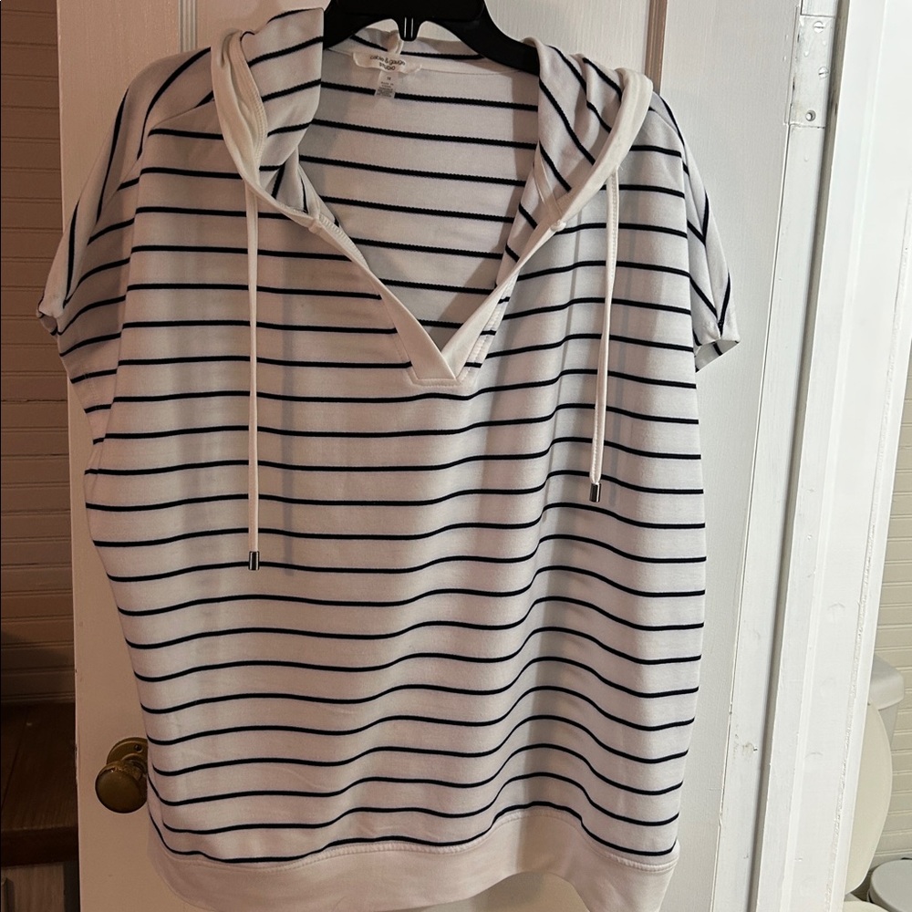 Hooded shirt sleeve shirt.